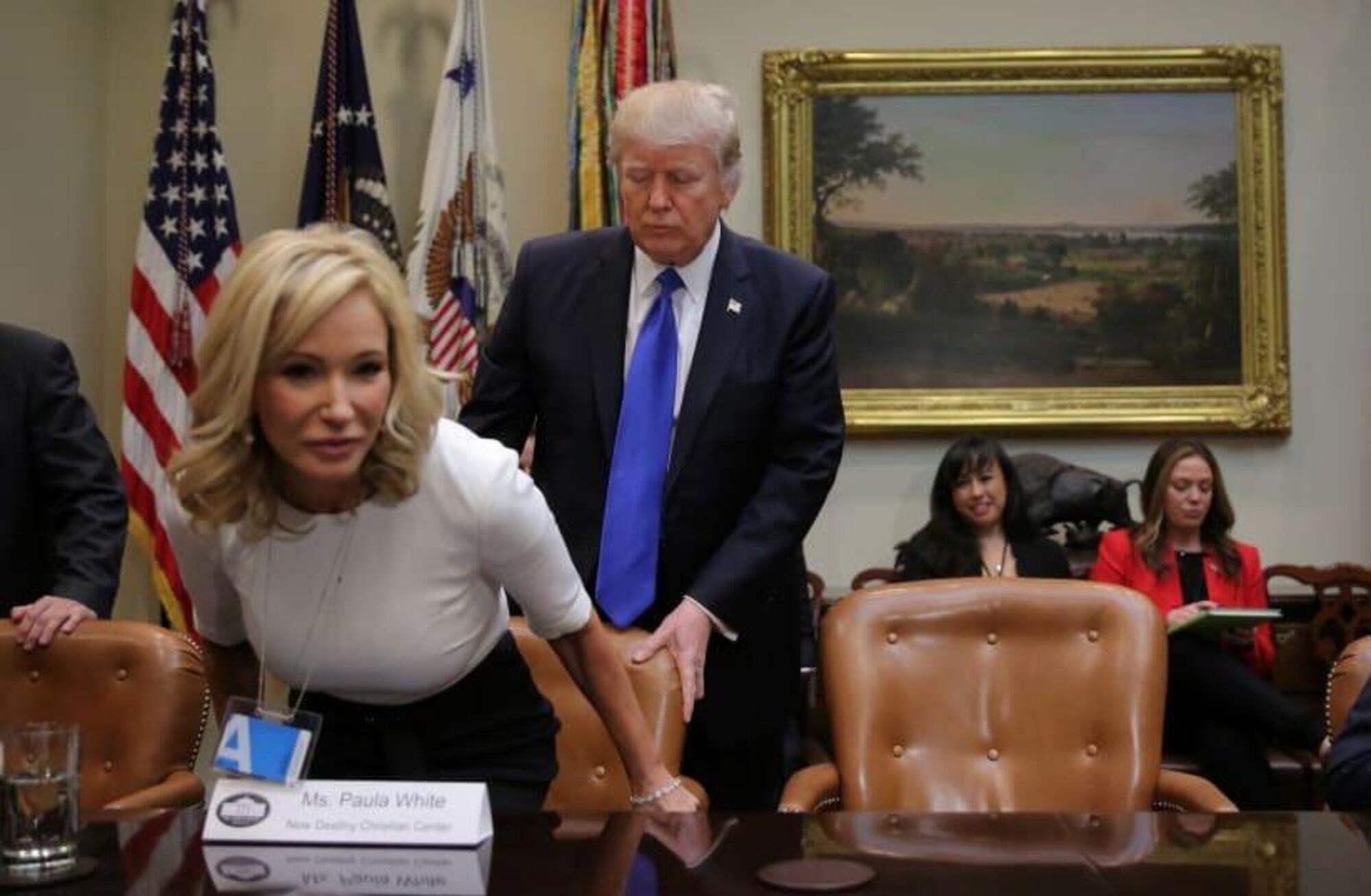 Donald Trump fa sedere Paula White alla Casa Bianca