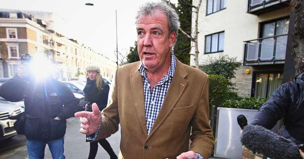 Sapete cosa fa incaz*are davvero Jeremy Clarkson? &ldquo;Mi arrabbio cos&igrave; tanto che i miei capelli prendono fuoco&rdquo;. C&rsquo;entrano la burocrazia, i viaggi per &ldquo;Clarkson&rsquo;s Farm&rdquo; e&hellip;