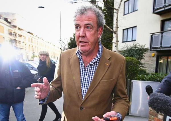 Sapete cosa fa incaz*are davvero Jeremy Clarkson? &ldquo;Mi arrabbio cos&igrave; tanto che i miei capelli prendono fuoco&rdquo;. C&rsquo;entrano la burocrazia, i viaggi per &ldquo;Clarkson&rsquo;s Farm&rdquo; e&hellip;