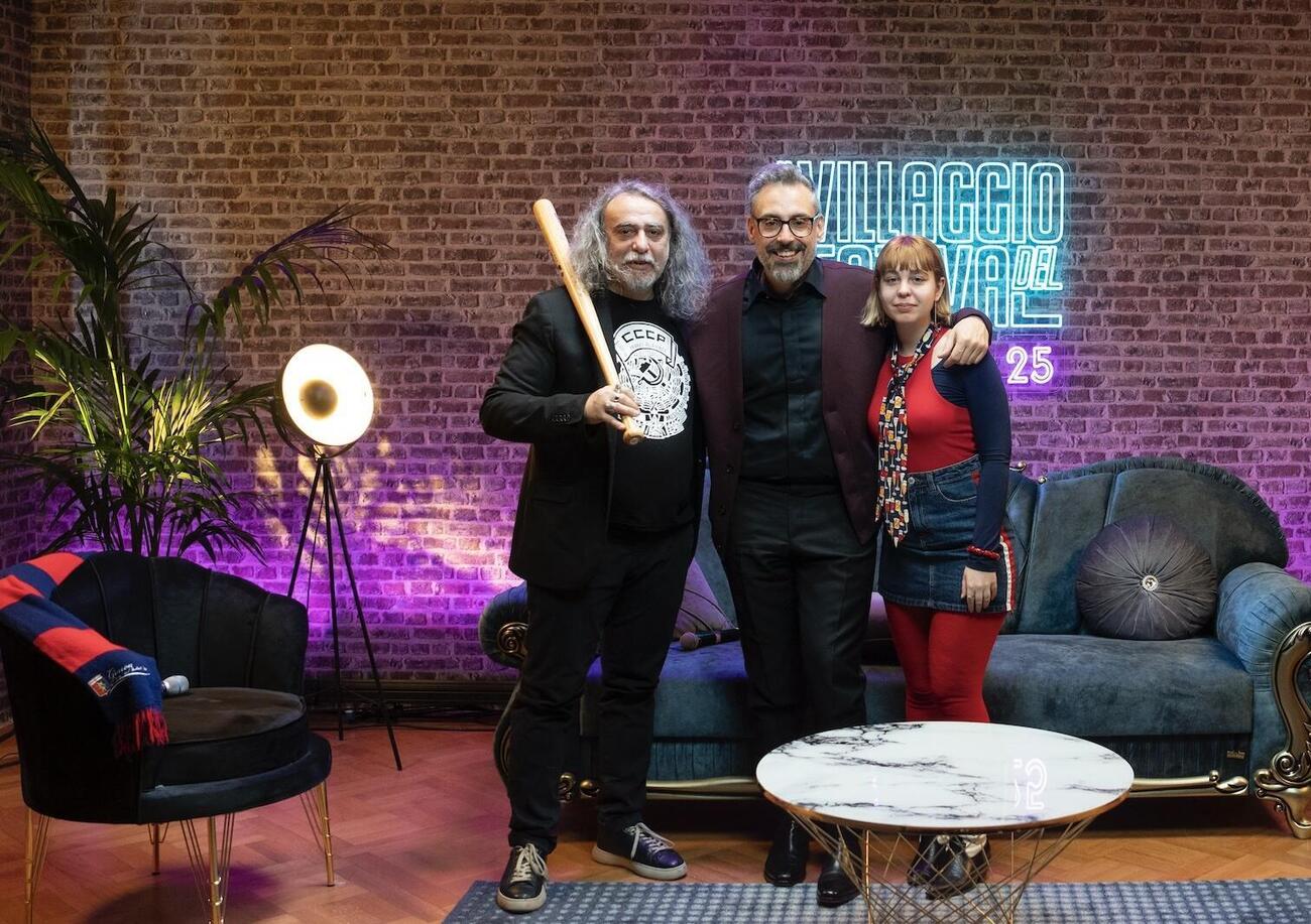 Le interviste di Michele e Lucia Monina nel Salotto del Villaggio del Festival, Brunori Sas: &ldquo;Tony Effe lo sfido a boxe, ma prima lo pago come Jake Paul con Mike Tyson&rdquo;. E su Sanremo via da Sanremo: &ldquo;Spostiamolo a Cosenza, lo dirigo io&hellip;&rdquo;