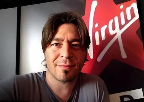 Ma com&#039;&egrave; morto Alex Benedetti, dj e direttore di Virgin Radio? Si indaga sulla tragedia (inaspettata) mentre era in ufficio a Milano...