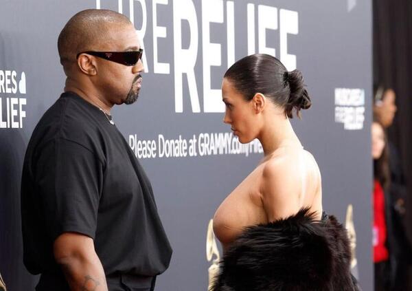 Ma Bianca Censori &egrave; sottomessa e maltrattata da Kanye West che la usa come &ldquo;cavia per le sue sperimentazioni stilistiche&rdquo;? Parla chi li conosce bene&hellip;