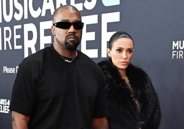 Kanye West, da Bianca Censori a Hitler: ma che caz*o di t-shirt vende su Yeezy.com Ye dopo il Super Bowl e la polemica su X?