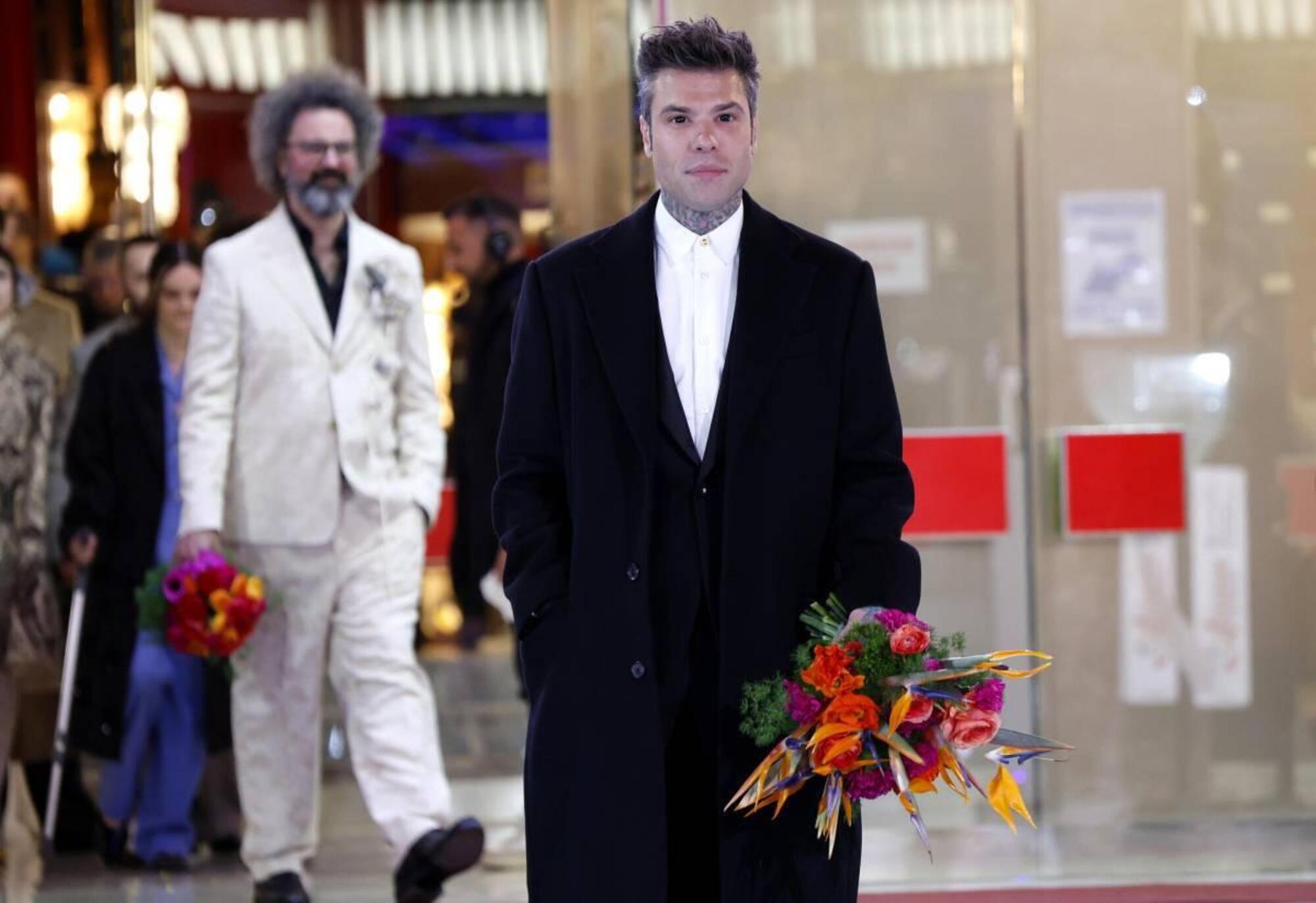Fedez a Sanremo con le lenti nere "legate al mio brano"