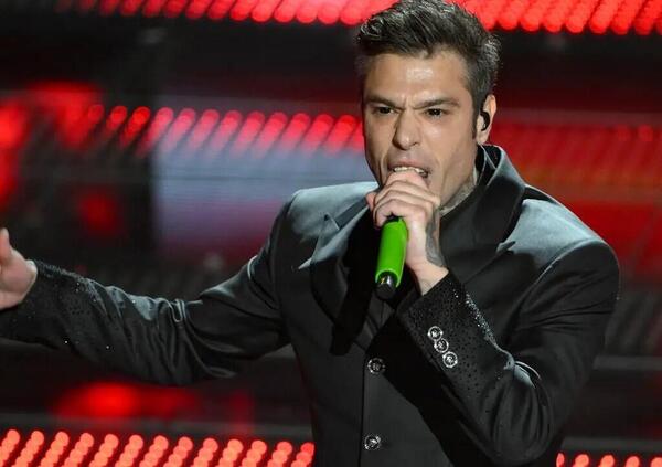 Sanremo 2025, Fedez ha imposto la sua battaglia interiore? Total black, lenti scure e quasi immobile sul palco: &ldquo;Non potete leggermi dentro&rdquo;. Ecco cosa ci dice il linguaggio del corpo e non solo&hellip;