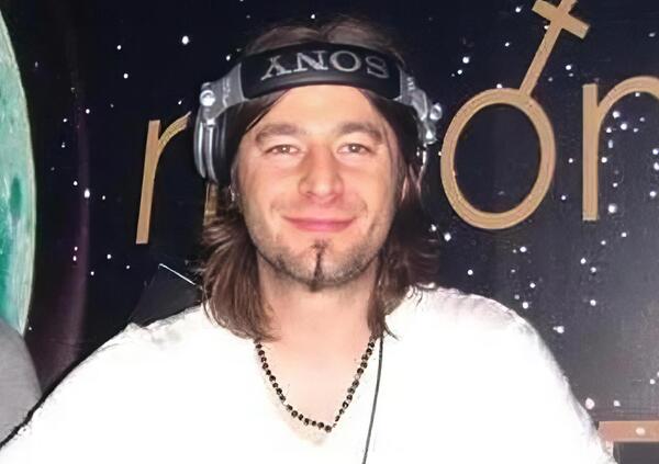 Morte del dj Alex Benedetti (Virgin Radio), istigazione al suicidio? L&rsquo;investimento da 150 mila euro, quel contratto con un noto imprenditore, i lavori mai terminati e quell&rsquo;azienda: ecco i dubbi del pm. Intanto dal Festival di Sanremo...