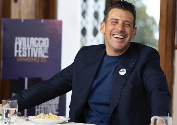 A pranzo con Francesco Gabbani al Villaggio del Festival: &ldquo;Obiettivo a Sanremo? Arrivare ultimo&rdquo;. Ci svela l&rsquo;imbarazzo per l&rsquo;intervista &ldquo;in accappatoio&rdquo; e il duetto con Tricarico&hellip;