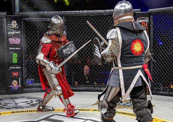 Ok, ma sapete cos&#039;&egrave; l&rsquo;Armored Mma? Altro che Conor McGregor, Kabhib e gli altri (che lo criticano), tra asce, spade e armature. Nuovo sport virale o fissa nerd? 