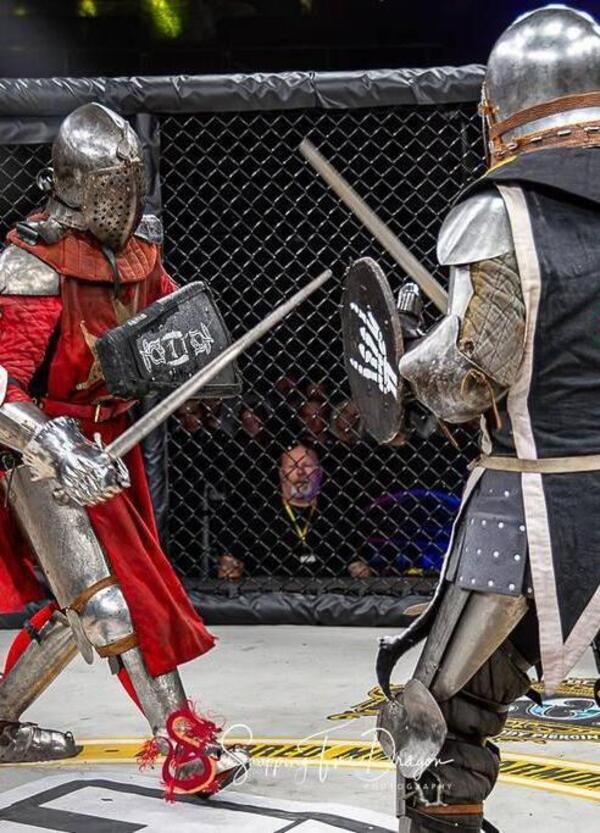 Ok, ma sapete cos&#039;&egrave; l&rsquo;Armored Mma? Altro che Conor McGregor, Kabhib e gli altri (che lo criticano), tra asce, spade e armature. Nuovo sport virale o fissa nerd? 