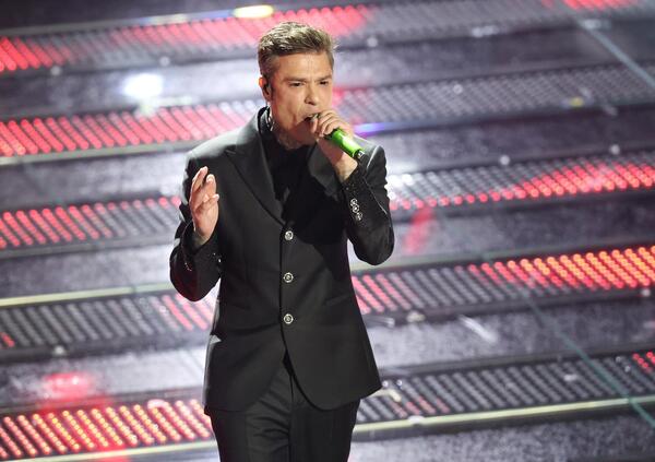 Sanremo 2025, la rinascita di Fedez e il nuovo corso del Festival con Lucio Corsi: l&rsquo;anti influencer da centro sociale che si vende benissimo