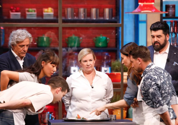 Le pagelle di Masterchef 14: la rimonta di Mary (7), l&rsquo;eliminazione scontata di Claudio (5), ma davvero non sbaglia pi&ugrave; nessuno? Locatelli, Cannavacciuolo e Barbieri piegati alle regole del gioco (5), si avvicina la finale e&hellip; 