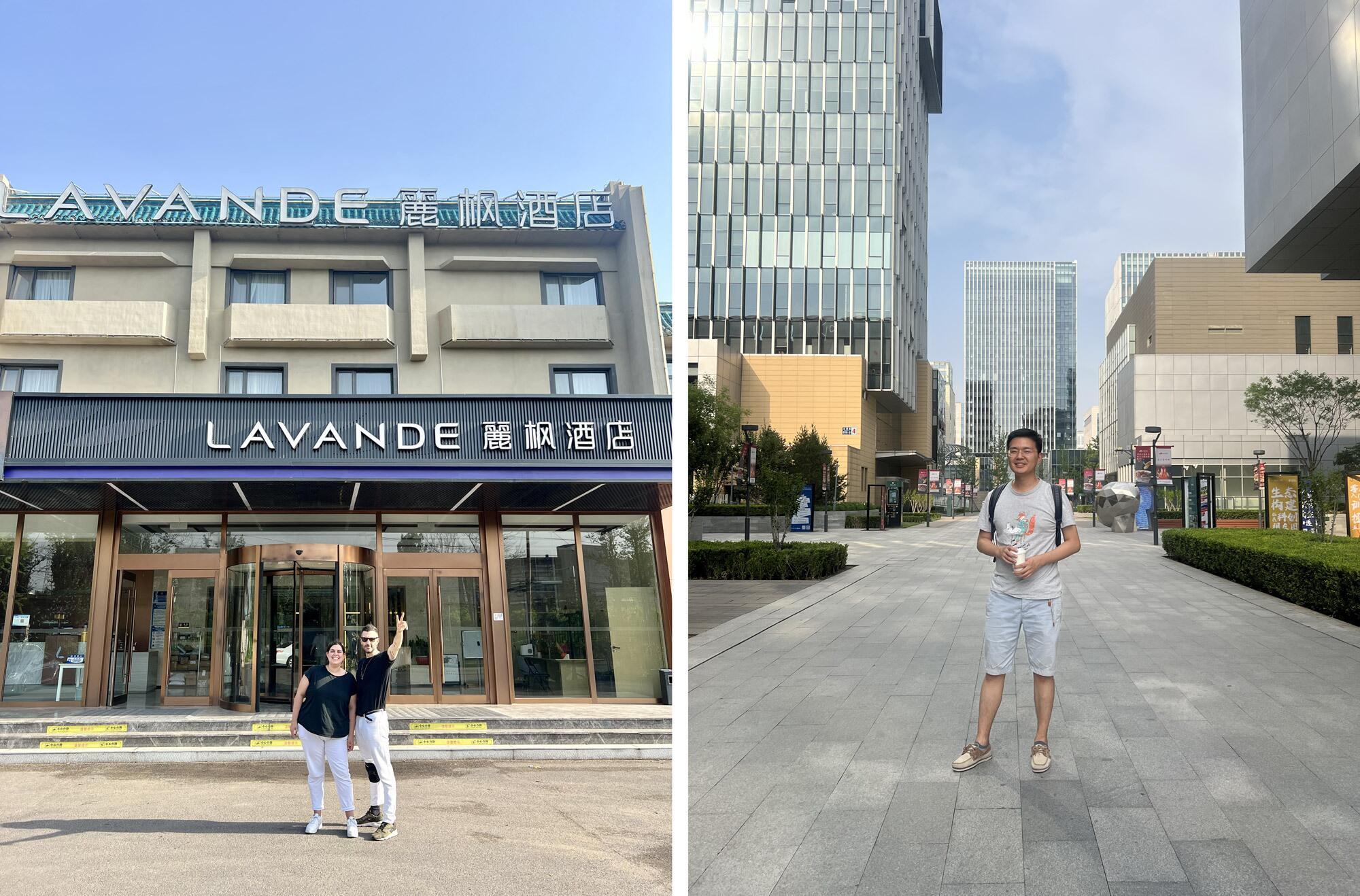 Io e Erika di fronte al Lavanda Hotel. A sinistra Adrien, il ponte tra robot e umani