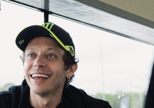 Il Quarantasei ne fa 46, ma Valentino Rossi diventer&agrave; vecchio solo quando non sapr&agrave; pi&ugrave; cosa inventarsi per sorridere