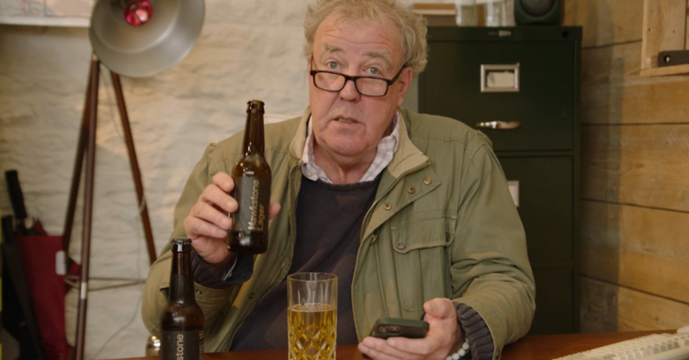 Jeremy Clarkson asfalta la Gen Z: &ldquo;Non lavorano, non bevono, non guidano e non scopa*o&hellip; A questo punto meglio un&rsquo;invasione&rdquo;. E sui figli di pap&agrave; &ldquo;e le loro stupide bottiglie d&rsquo;acqua&rdquo;&hellip;