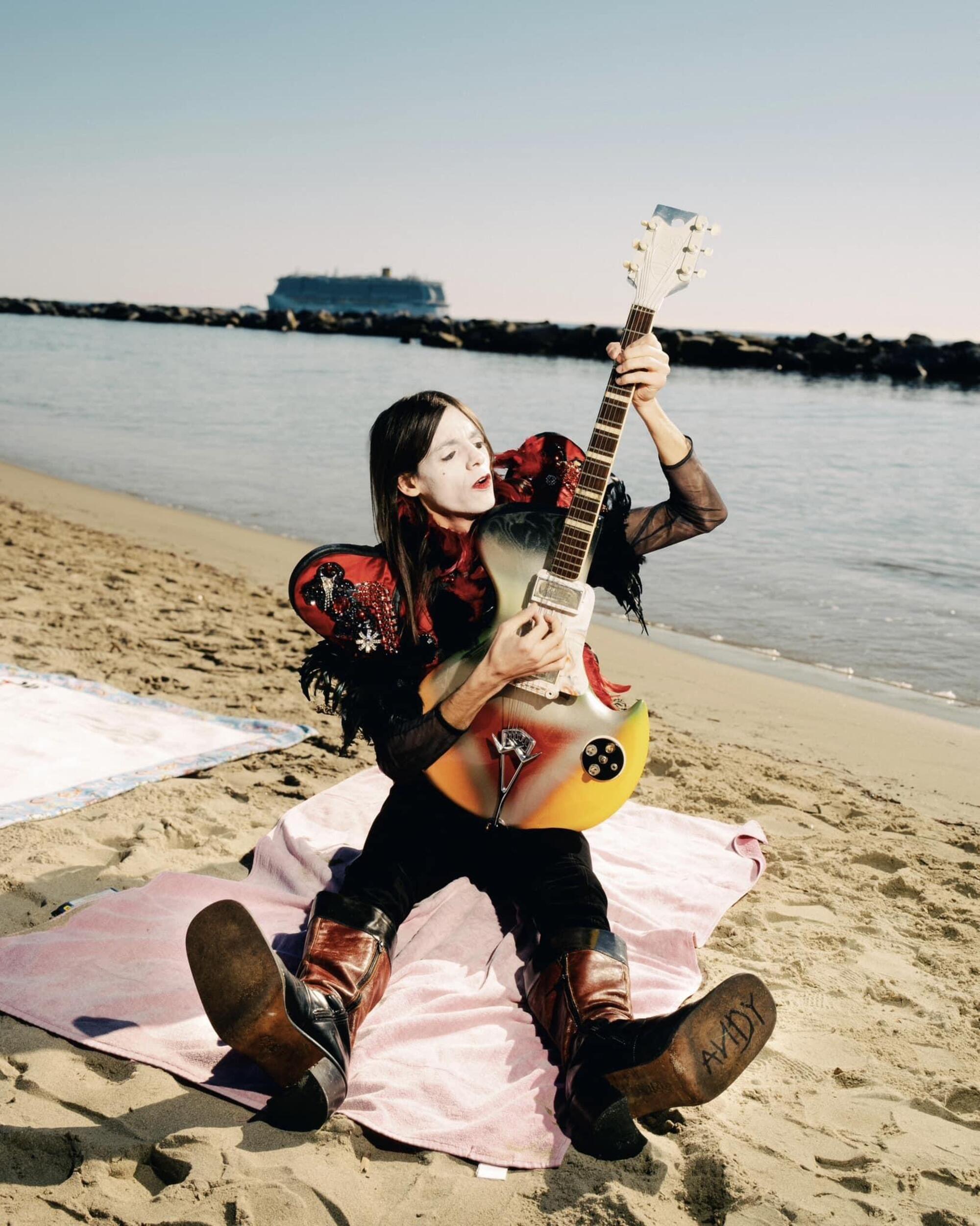 Lucio Corsi a Sanremo 2025 con la chitarra Wandr&egrave;