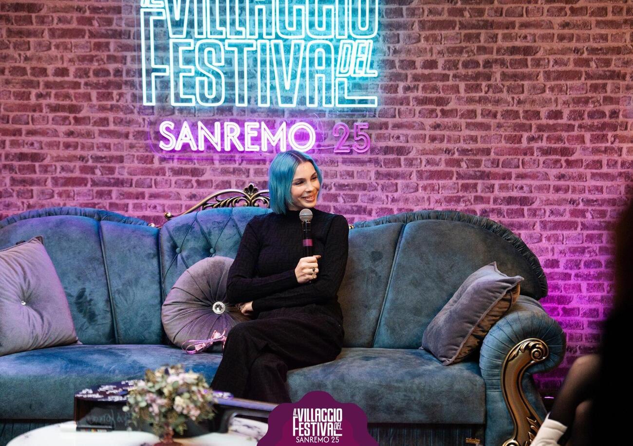Le interviste di Michele e Lucia Monina nel Salotto del Villaggio del Festival, Rose Villain: &ldquo;Lo stile giusto a Sanremo? Non serve Mariah Carey, guardate Lucio Corsi&hellip;&rdquo;. E ci spiega come scrive le canzoni...