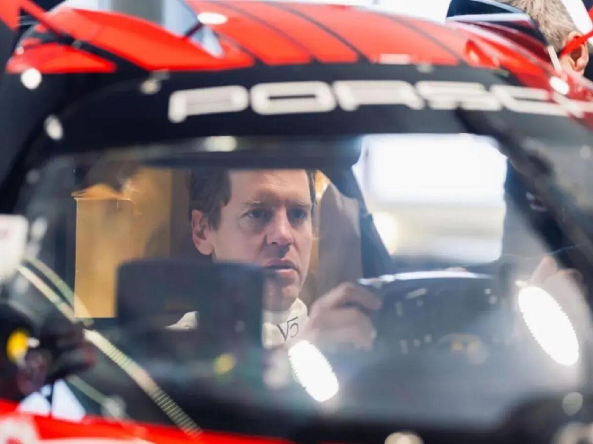 Sebastian Vettel al volante della Porsche LMDh