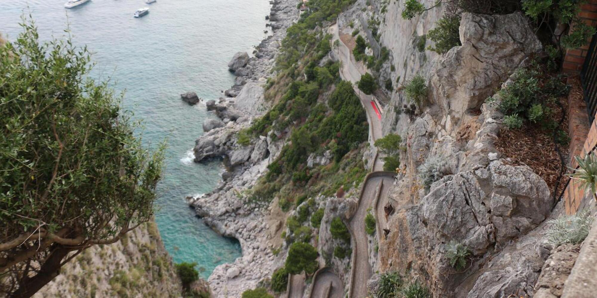 Vista della strada vicina ai giardini di Augusto