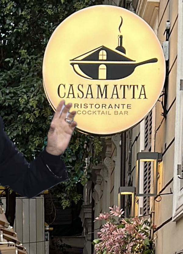 Siamo andati a mangiare dal figlio di Renato Zero, al ristorante Casamatta di Roberto Fiacchini: tra &ldquo;sorcini&rdquo; con le fettuccine Alfredo, atmosfera anni Ottanta e perle del passato... Ecco com&rsquo;&egrave; andata