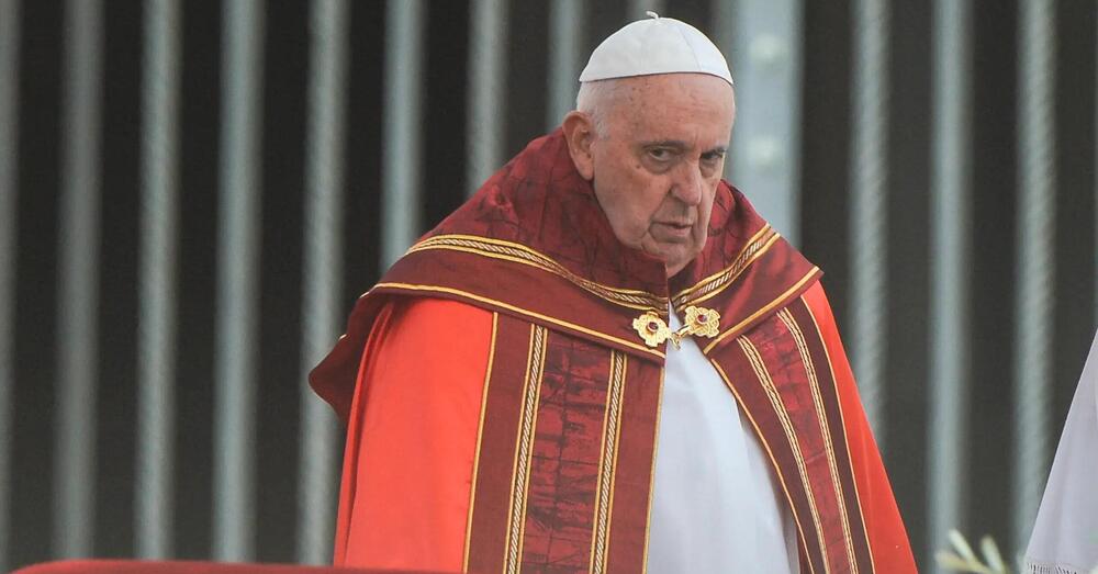 Se Papa Francesco fosse pi&ugrave; grave del previsto? C&rsquo;&egrave; anche chi sostiene sia gi&agrave; morto. I rumor, anche tra gli infermieri, parlano di tumore (senza conferme) e mettono in dubbio la polmonite bilaterale. C&rsquo;entra il Giubileo?