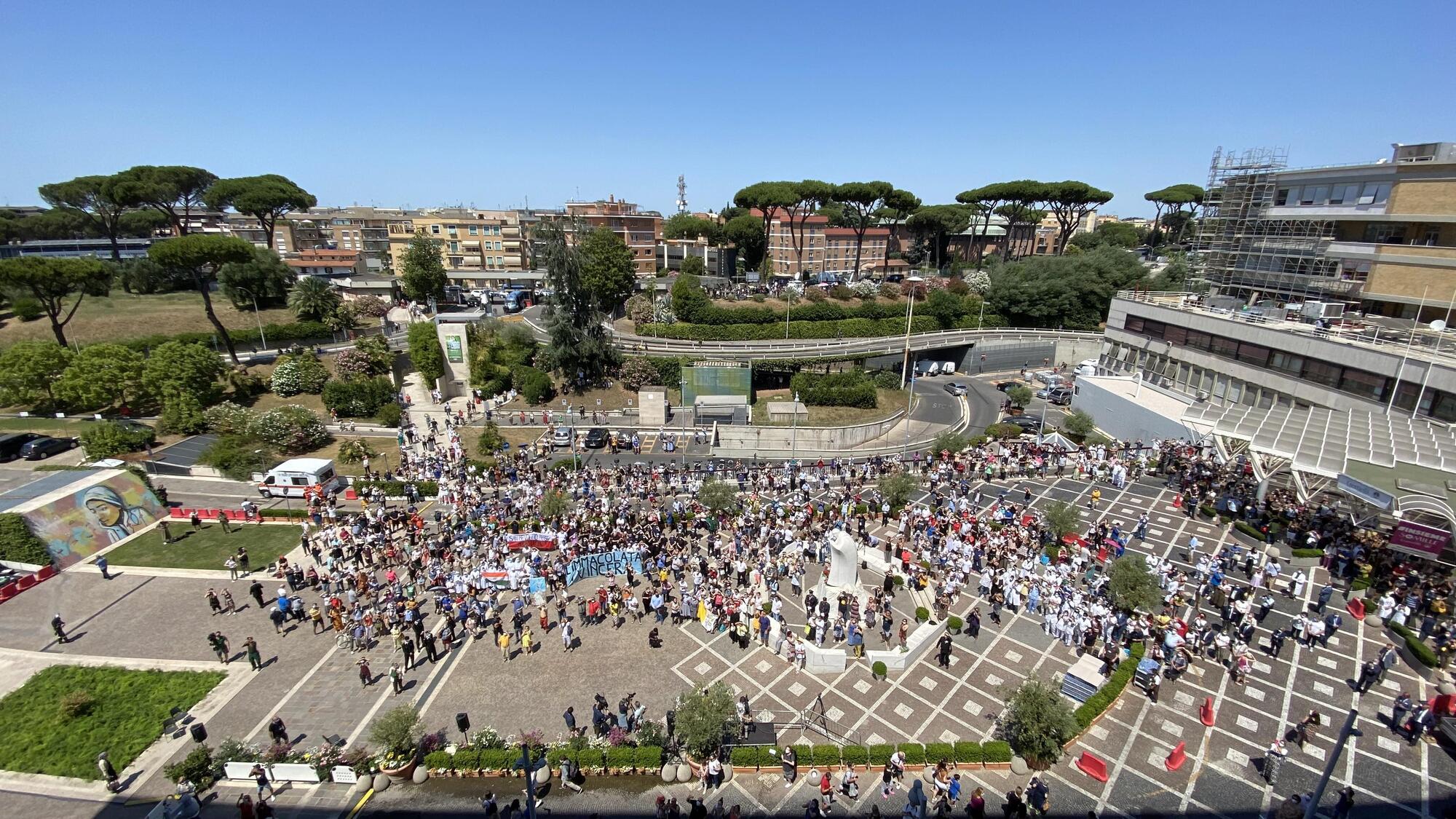 I fedeli pregano per il papa fuori dal Policlino Gemelli