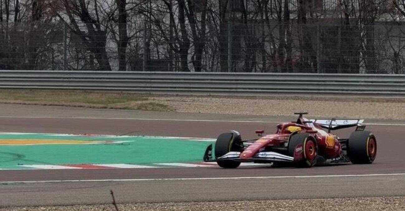 Siamo stati a Fiorano, dove tutti parlano di una Ferrari SF-25 un secondo pi&ugrave; veloce con Leclerc: ma la verit&agrave; &egrave; un&rsquo;altra e fa malissimo