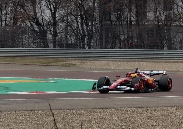 Siamo stati a Fiorano, dove tutti parlano di una Ferrari SF-25 un secondo pi&ugrave; veloce con Leclerc: ma la verit&agrave; &egrave; un&rsquo;altra e fa malissimo