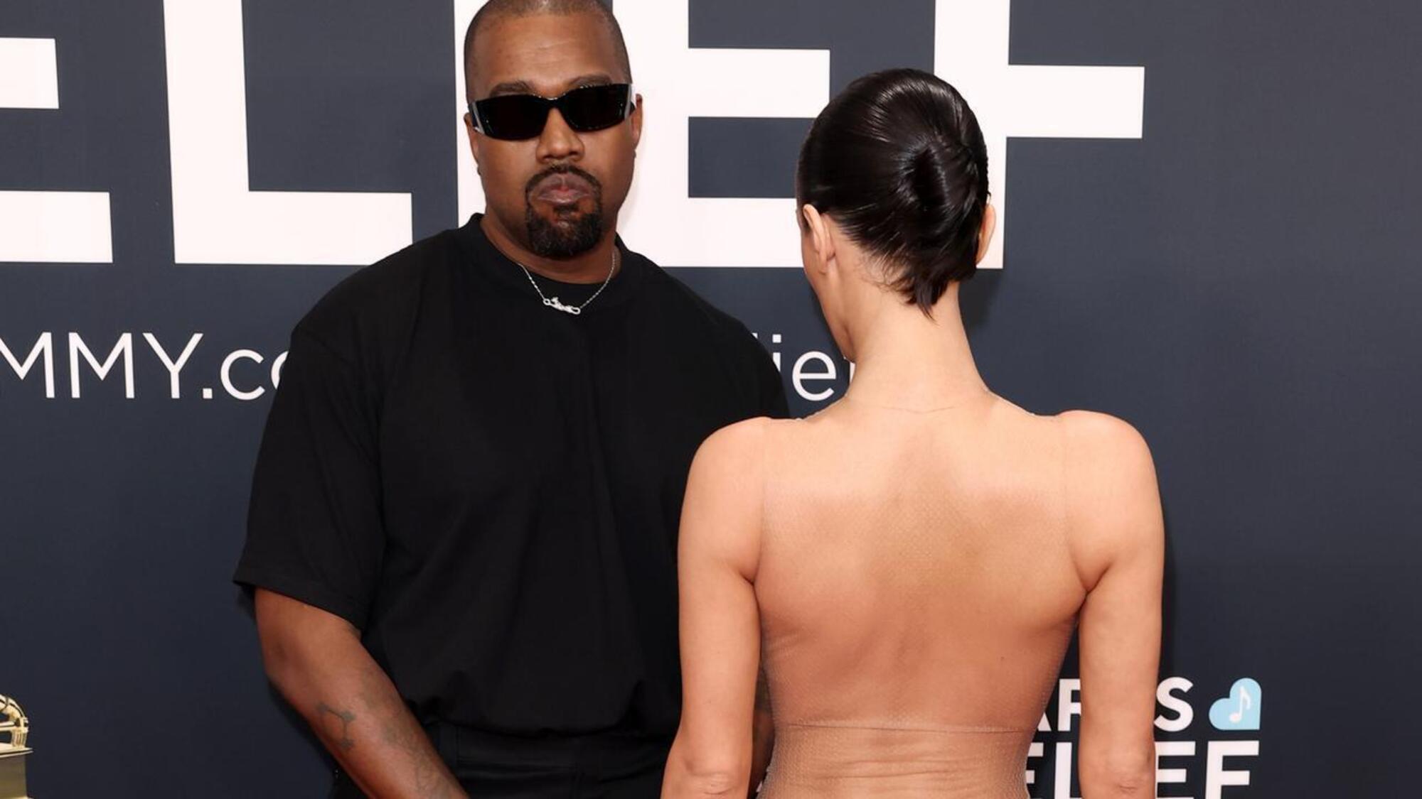 Kanye West e Bianca Censori sul red carpet dei Grammy Awards