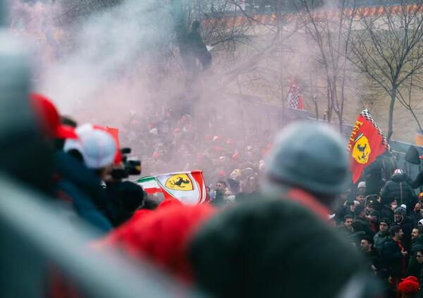 Eccoci, la F1 &egrave; iniziata a Fiorano: un nuovo Lewis Hamilton, i ragazzi della &ldquo;Trattoria Vasseur&rdquo; e Giorgio, il tifoso Ferrari che sega gli alberi di fronte alla pista