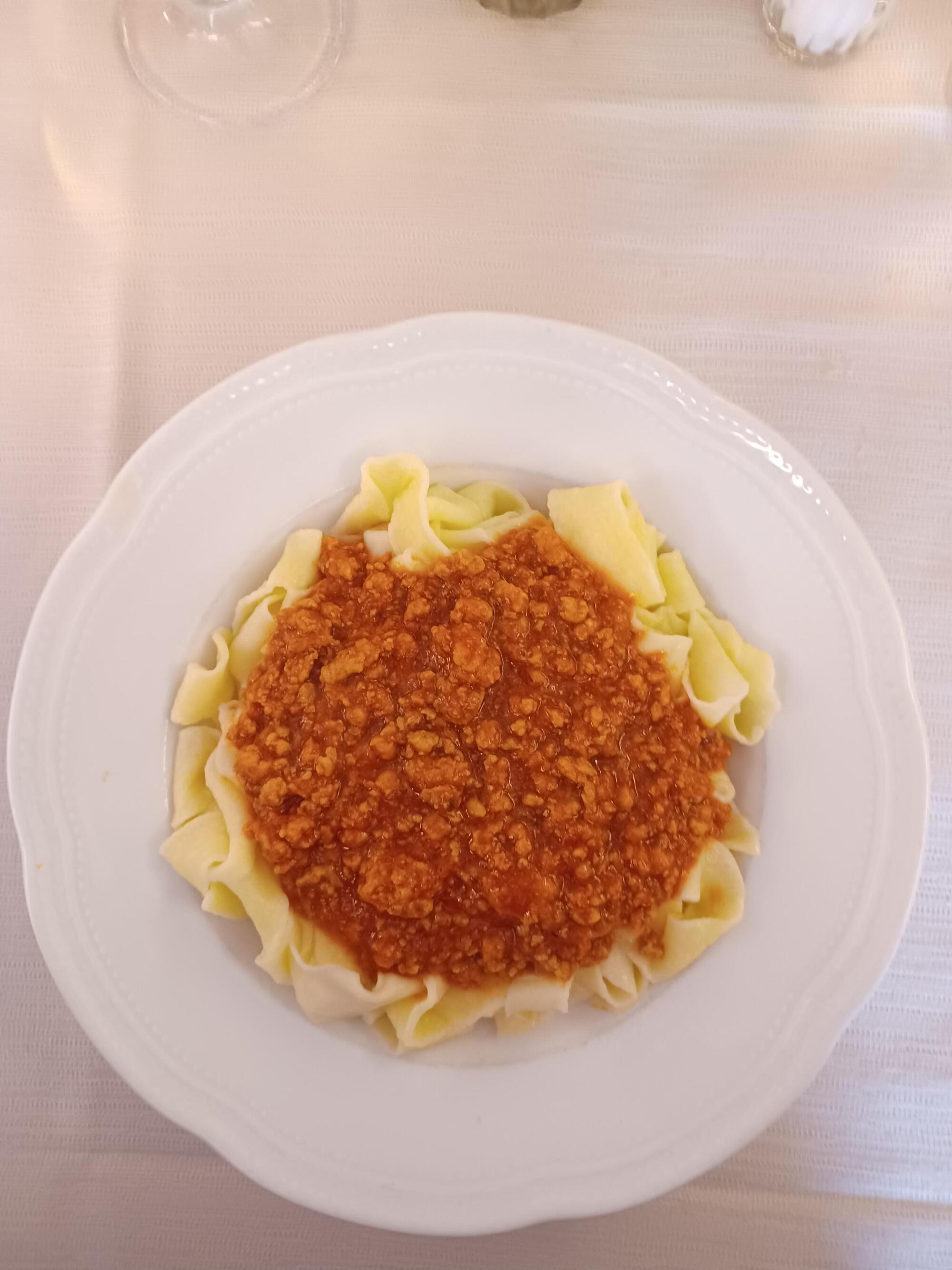 I tagliatini al rag&ugrave; al ristorante di famiglia di Lucio Corsi a Macchiascandona