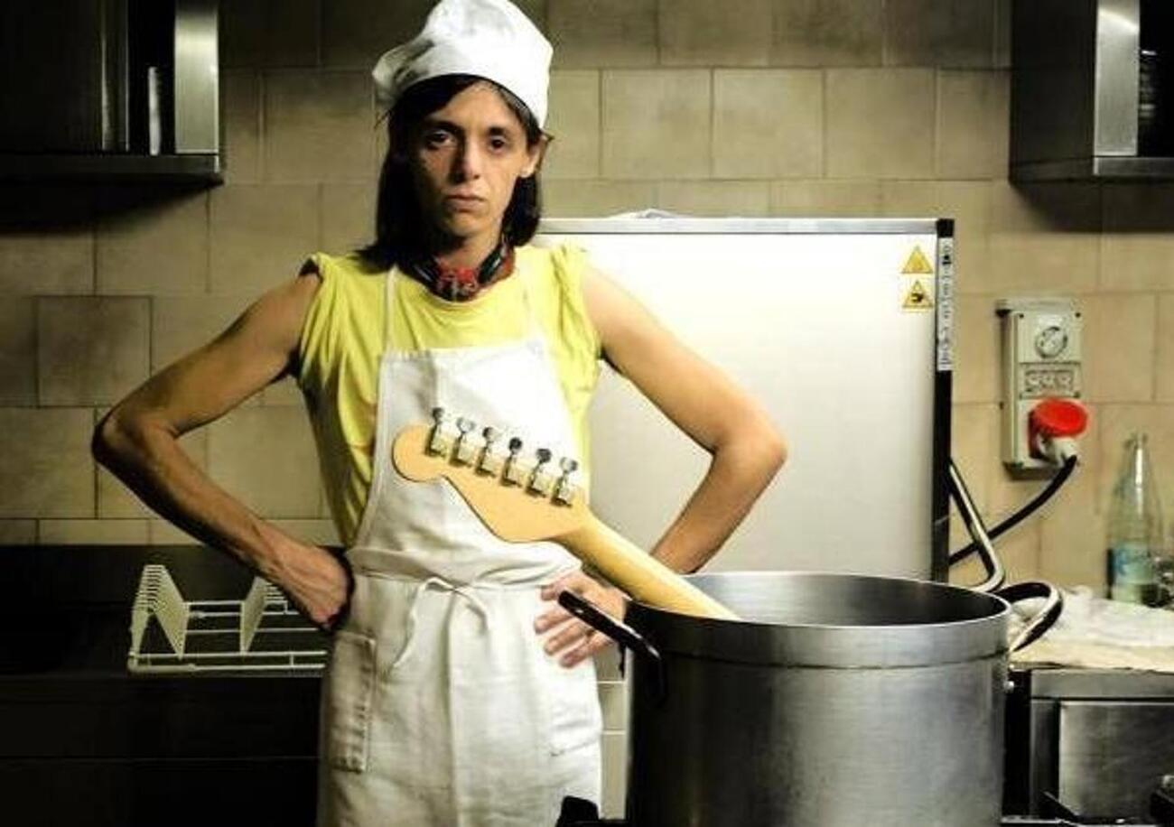 Siamo andati a mangiare da Lucio Corsi, al ristorante Macchiascandona, ma com&#039;&egrave;? Tra tagliatini al rag&ugrave; (i preferiti dal cantautore a Sanremo) e faraona in bianco, abbiamo scoperto il suo segreto:  &quot;&Egrave; Pinocchio...&quot;. Dov&#039;&egrave; e quanto si spende