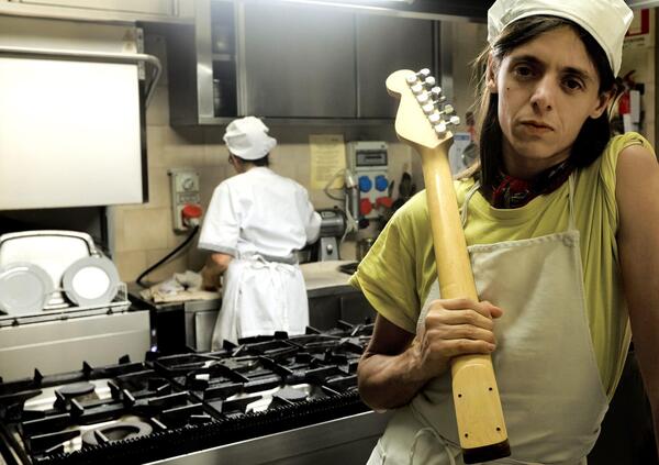 Siamo andati a mangiare da Lucio Corsi, al ristorante Macchiascandona, ma com&#039;&egrave;? Tra tagliatini al rag&ugrave; (i preferiti dal cantautore a Sanremo) e faraona in bianco, abbiamo scoperto il suo segreto:  &quot;&Egrave; Pinocchio...&quot;. Dov&#039;&egrave; e quanto si spende