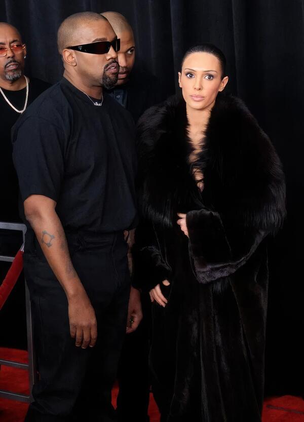 Bianca Censori infermiera cerca di curare il matrimonio con Kanye West? &quot;Non siamo ancora pronti&quot;, &egrave; l&#039;ennesima trollata?