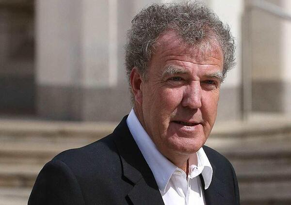 Jeremy Clarkson vuole i cecchini contro chi sporca le strade? &ldquo;Pi&ugrave; attenti alla dieta vegetale&rdquo;. E sulle Porsche elettriche per gli albanesi e i pericoli dei fai a Led sulle auto&hellip;