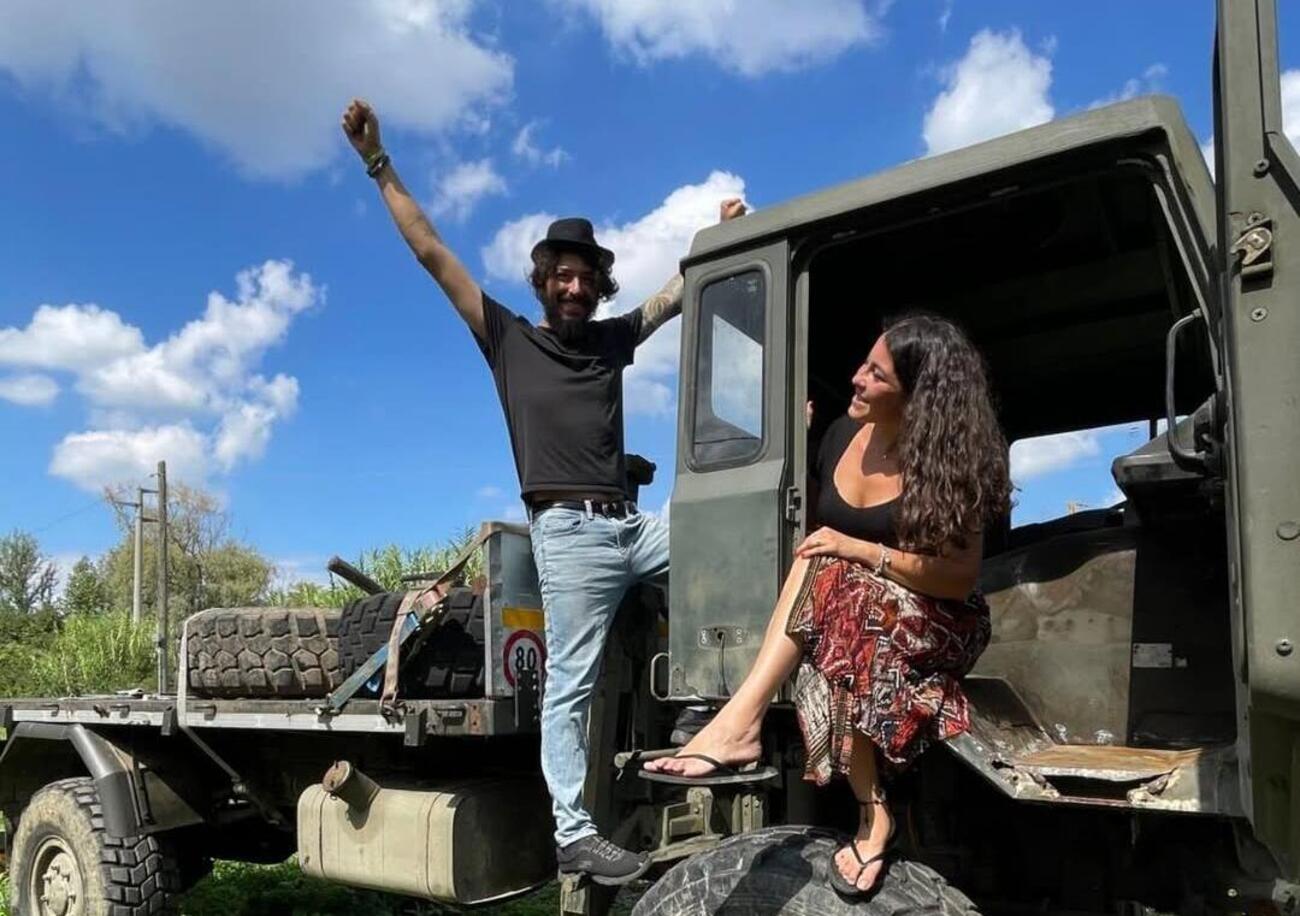 Ok, ma la coppia di influencer spariti in Friuli dice la verit&agrave;? Il th&egrave;, il Soccorso Alpino e la ruota in fumo: sfiga o marketing? Intanto arrivano 5000 follower, e nonostante la buona fede&hellip;