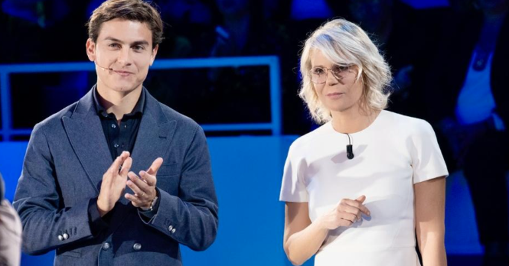 Cosa c&rsquo;&egrave; dietro il successo di C&rsquo;&egrave; Posta per Te? Lacrime, porte in faccia e sorprese. E gli ospiti di Maria De Filippi: questa sera su Canale 5 tocca a Mahmood e Dybala...