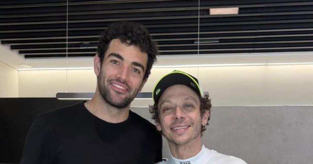 La coppia pi&ugrave; bella del mondo? Valentino Rossi e Matteo Berrettini che si prendono in giro in Qatar ce li abbiamo solo noi