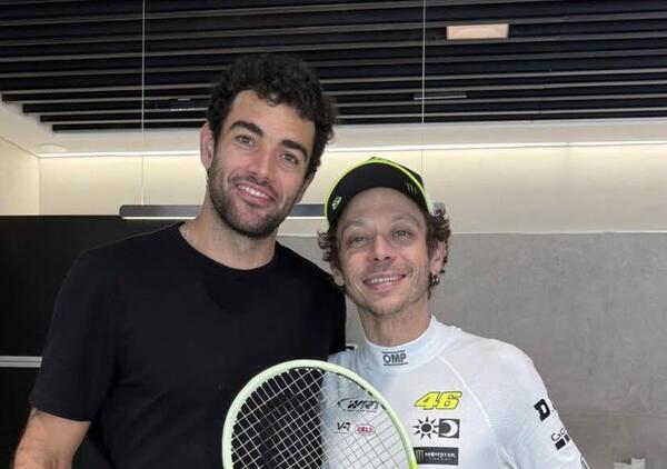 La coppia pi&ugrave; bella del mondo? Valentino Rossi e Matteo Berrettini che si prendono in giro in Qatar ce li abbiamo solo noi