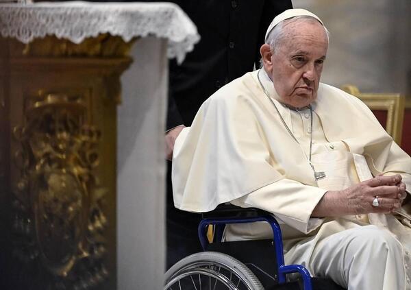 Ma come sta davvero Papa Francesco? &quot;Necessari ossigeno e trasfusione&quot;. Perch&eacute; &egrave; in prognosi riservata dopo una crisi respiratoria...