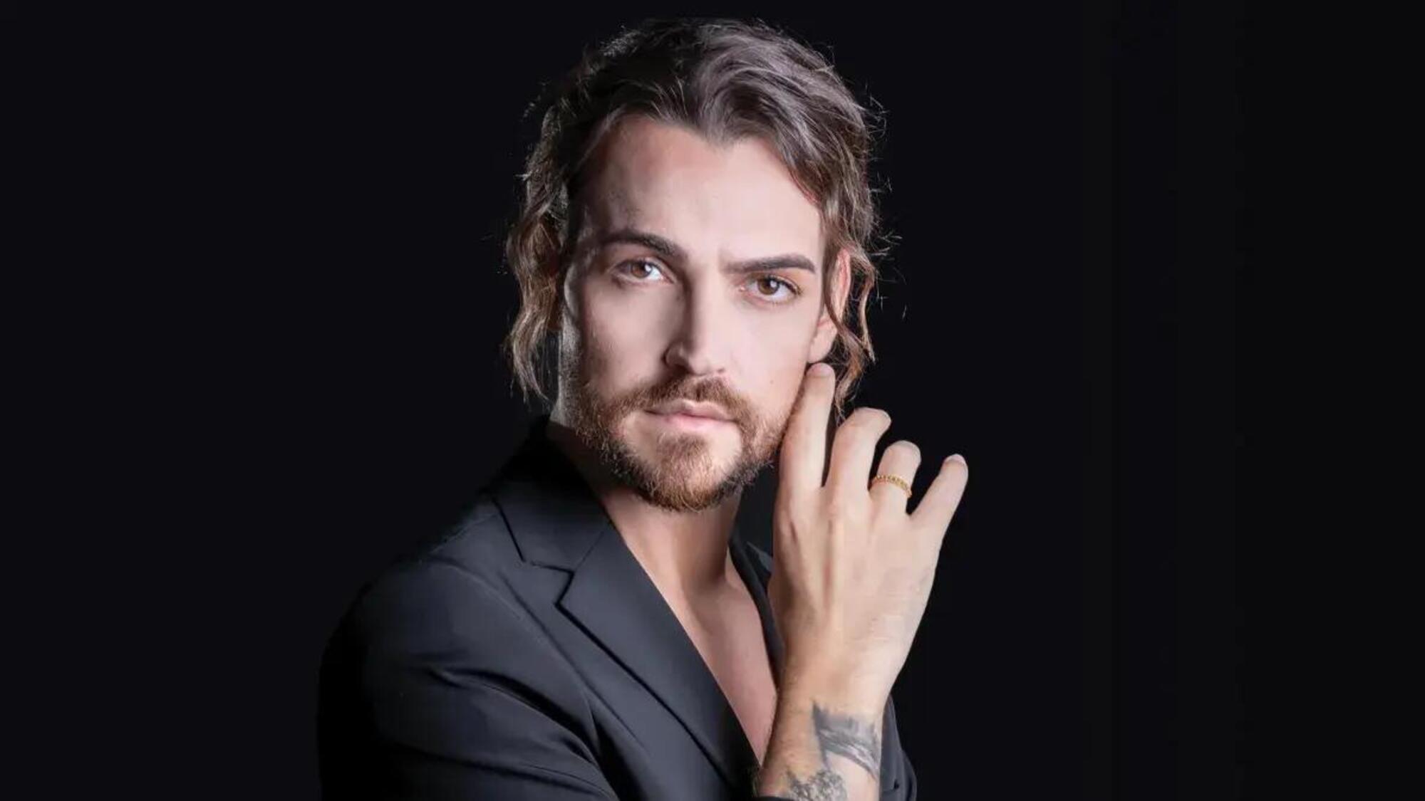 Valerio Scanu risponde alla De Filippi: &quot;Maria, non sono un ingrato! Chi lo pensa dovrebbe cambiare spacciatore&quot;. E su Amici, Annalisa e il ritorno a Sanremo...