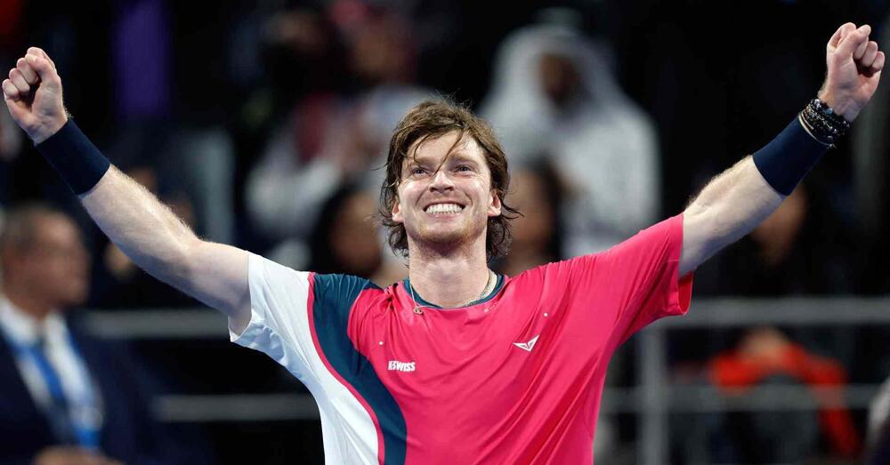 Andrey Rublev e quella scritta alla Steph Curry per evitare l&#039;autolesionismo: ecco perch&eacute; la sua vittoria a Doha &egrave; una bella notizia per l&#039;umanit&agrave;