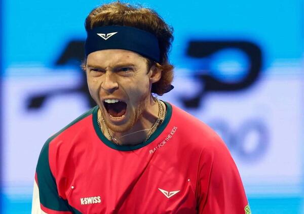 Andrey Rublev e quella scritta alla Steph Curry per evitare l&#039;autolesionismo: ecco perch&eacute; la sua vittoria a Doha &egrave; una bella notizia per l&#039;umanit&agrave;