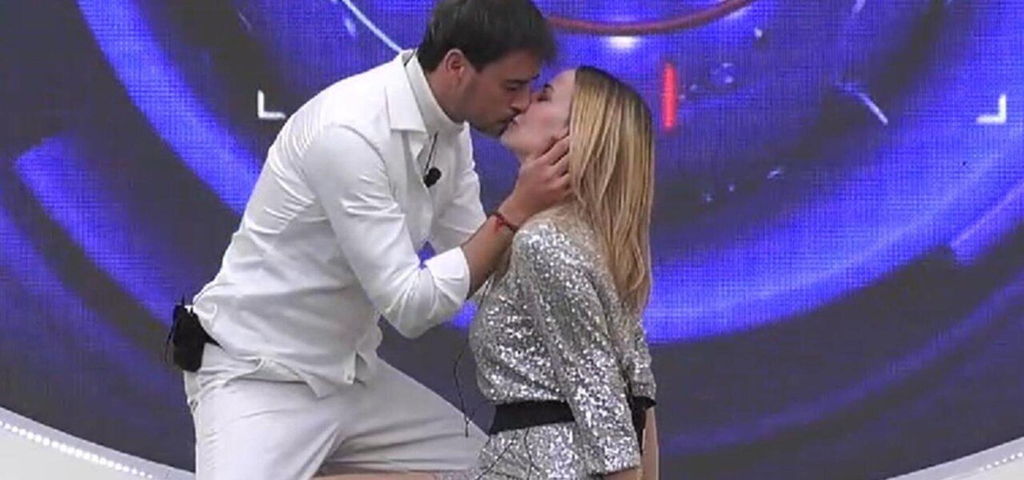 Stefania Orlando e Iago si baciano al Gf