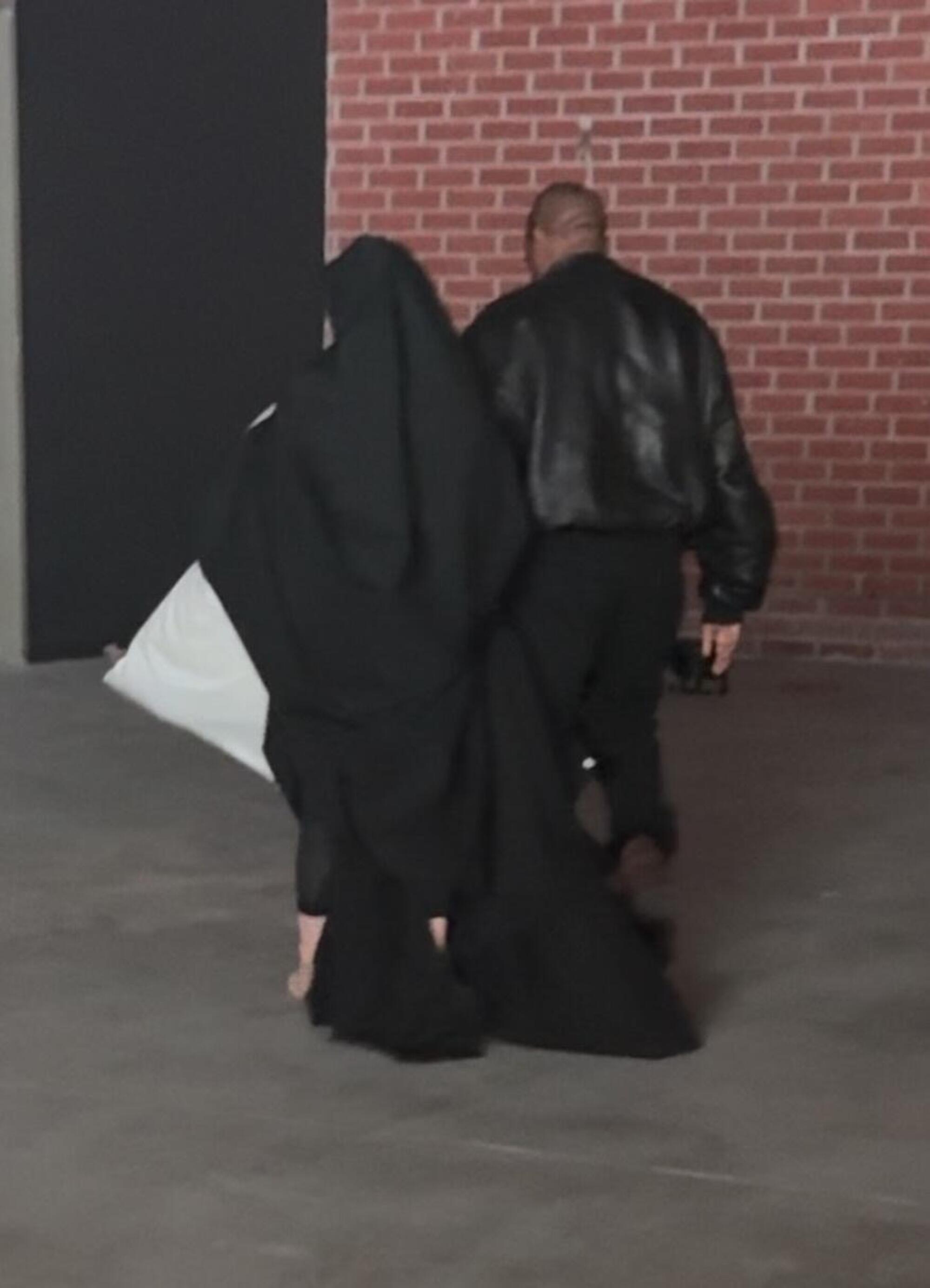 Kanye West e Bianca Censori in versione suora