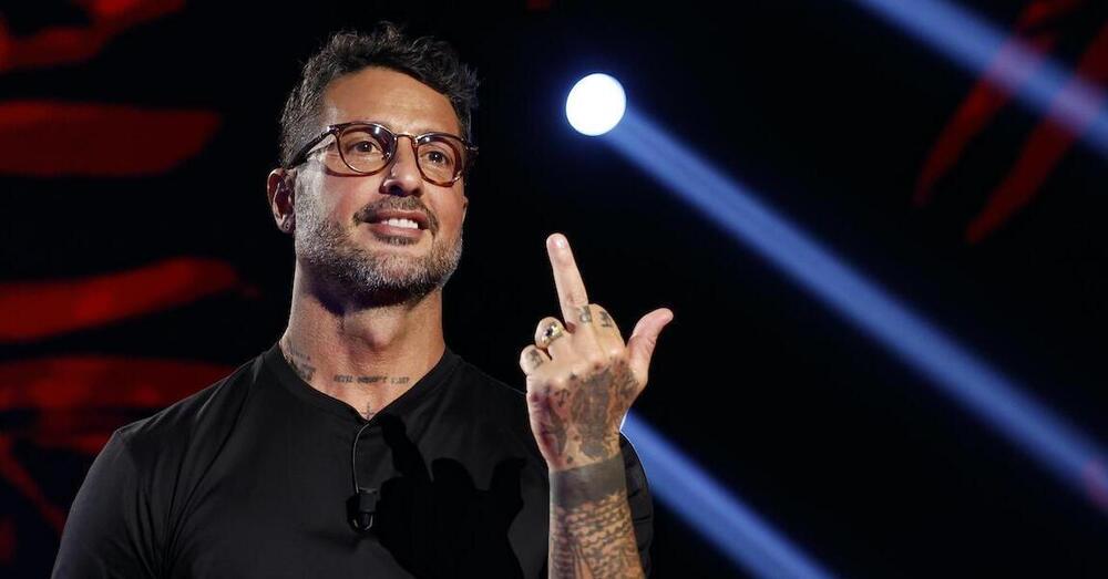Ok, ma avete visto lo scazzo tra Corona e il giornalista di Fuori dal Coro? &ldquo;Quell&rsquo;incapace di Mario Giordano mi manda questi, ma quando ho chiamato il loro superiore&hellip;&rdquo;