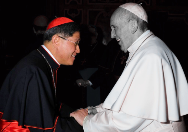 Ok, ma chi &egrave; Luis Antonio Gokim Tagle, il &ldquo;Francesco asiatico&rdquo; che potrebbe diventare papa dopo Bergoglio (ancora al Gemelli con insufficienza renale e quadro clinico &ldquo;riservato&rdquo;)? 