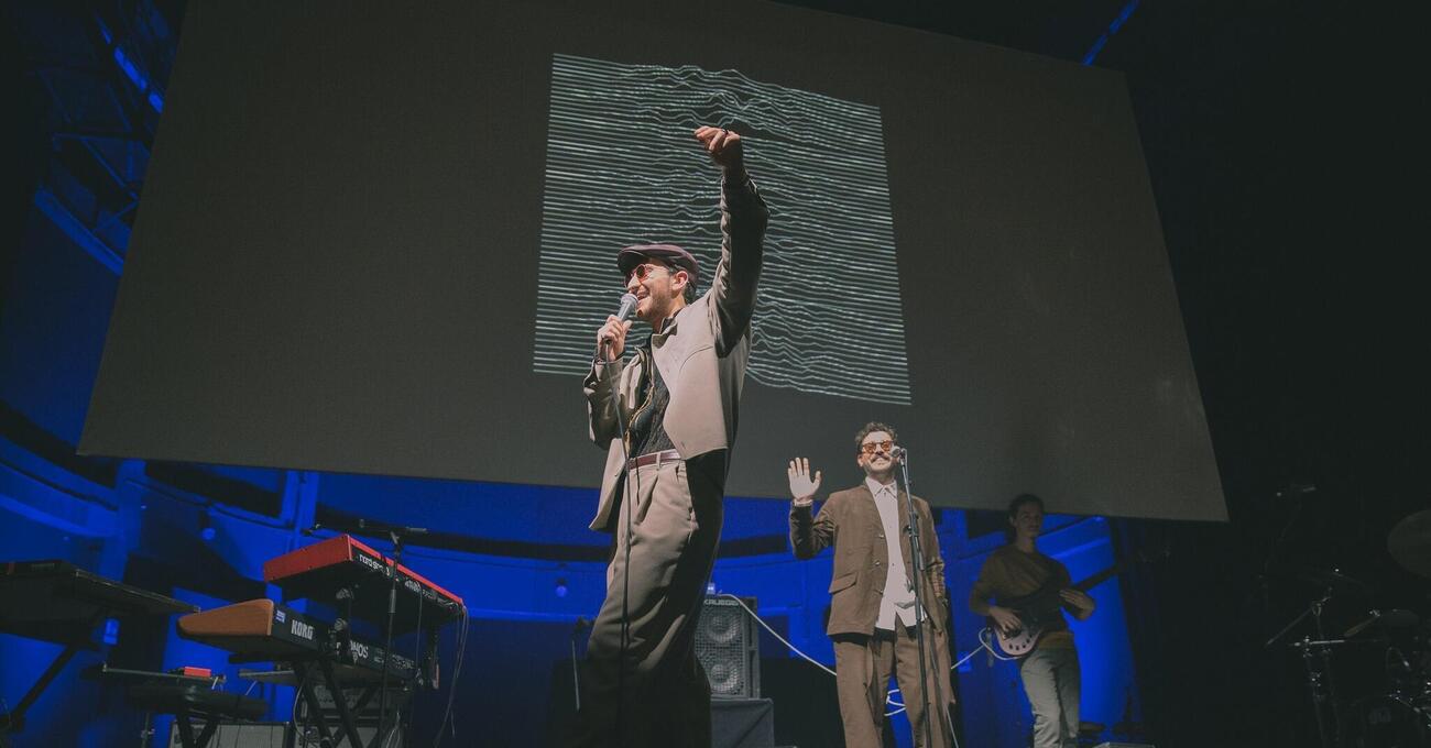 Intervista a Francesco Cavestri: &ldquo;La trap ha sostituito il cantautorato e il pop&rdquo;. E su &ldquo;Entropia&rdquo; con Willie Peyote, Sanremo e la musica jazz&hellip;