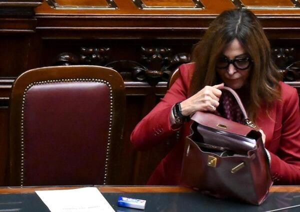 La Kelly batte la politica: avete visto con che borsetta Daniela Santanch&egrave; si salva dalla sfiducia (per ora) e quanto vale? Varia da 10mila ai 100mila euro e il prezzo &egrave; giustificato. Anche dal potere che emana...