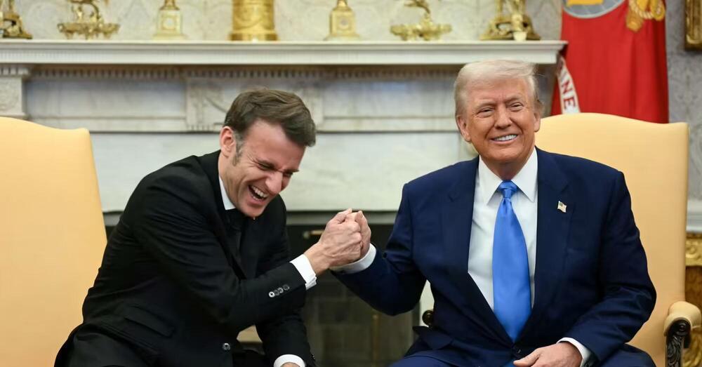 Ok ma che caz*o &egrave; il livido che Trump ha sulla mano? Dalle flebo, passando per la stretta di mano con Macron, ecco le teorie sui problemi dei Tycoon che per&ograve; la Casa Bianca...