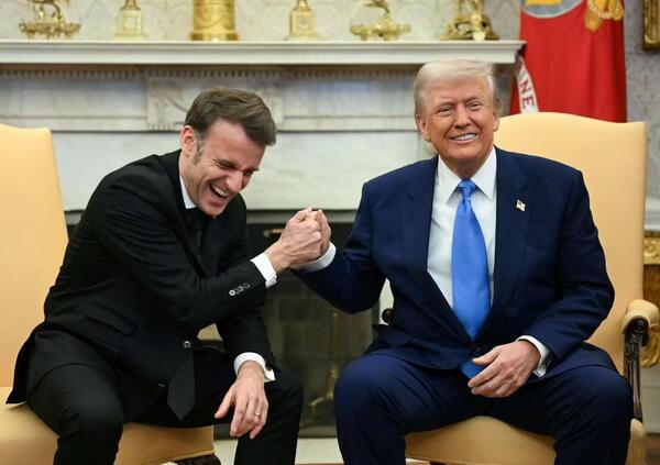 Ok ma che caz*o &egrave; il livido che Trump ha sulla mano? Dalle flebo, passando per la stretta di mano con Macron, ecco le teorie sui problemi dei Tycoon che per&ograve; la Casa Bianca...